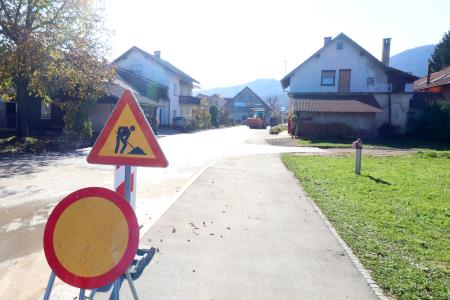 ASFALTIRANJE DOLENJE JEZERO 01 FOTO LJUBO VUKELIČ